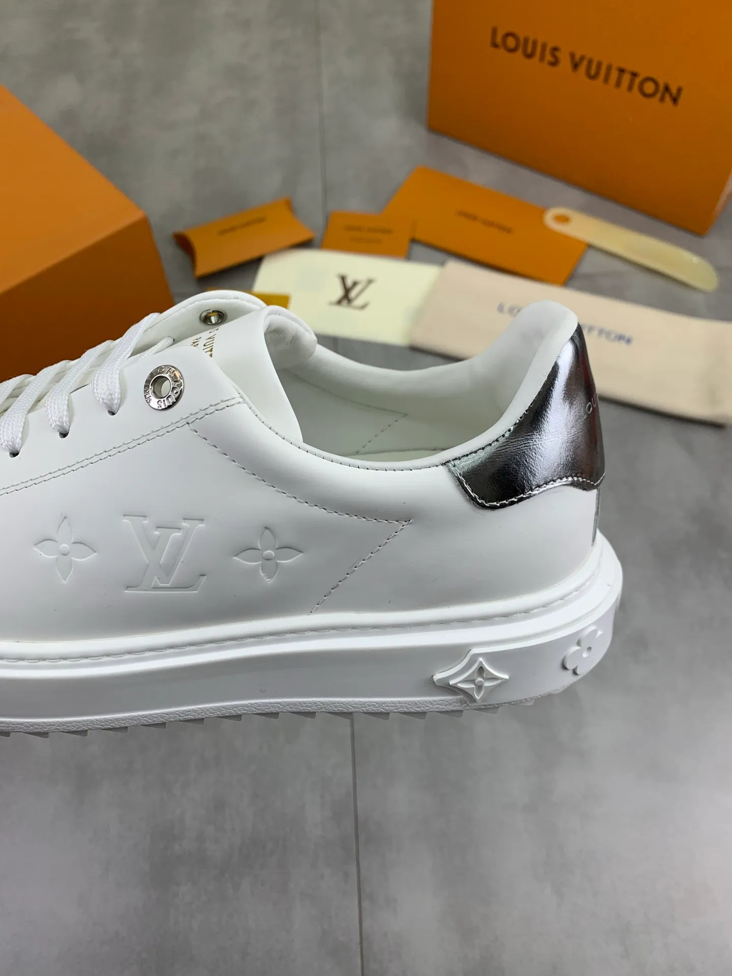 Factory price P700 💶 Top version [LOUIS VUITTON] Couple 🧑‍🤝‍🧑 Craftsman style Counter series (original order) New style 🍀LV Louis Vuitton - top version LV classic high-top trendy shoes! Made of imported original craft calfskin, original breathable lining, and original wear-resistant, lightweight, high-end TPU outsole! High quality products! 3️⃣ colors available, code numbers: female 35-39, male 39-44 (female 40, male 45 46 customized)
